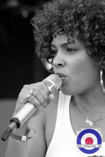 Joy Denalane (D) 21. Summer Jam, Fuehlinger See Koeln - Red Stage 16. Juli 2006 (8).jpg